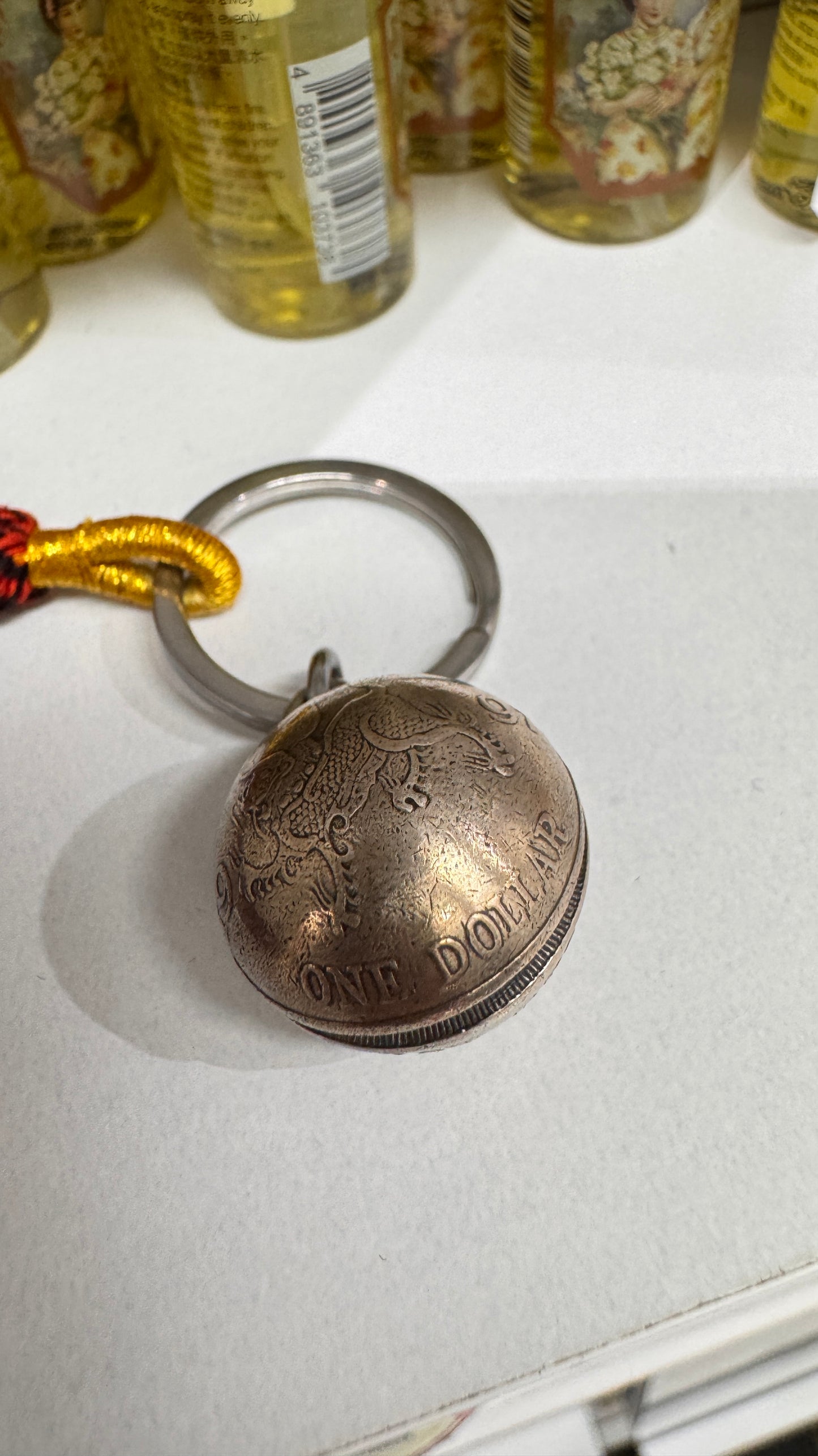 香港の1997年の返還記念硬貨で作られたベル