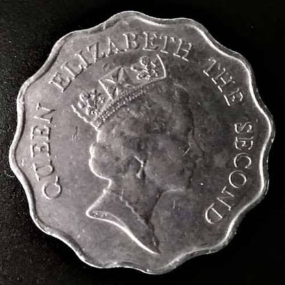 香港の昔の硬貨（エリザベス女王肖像が描かれた２ドル硬貨）で作られたベル