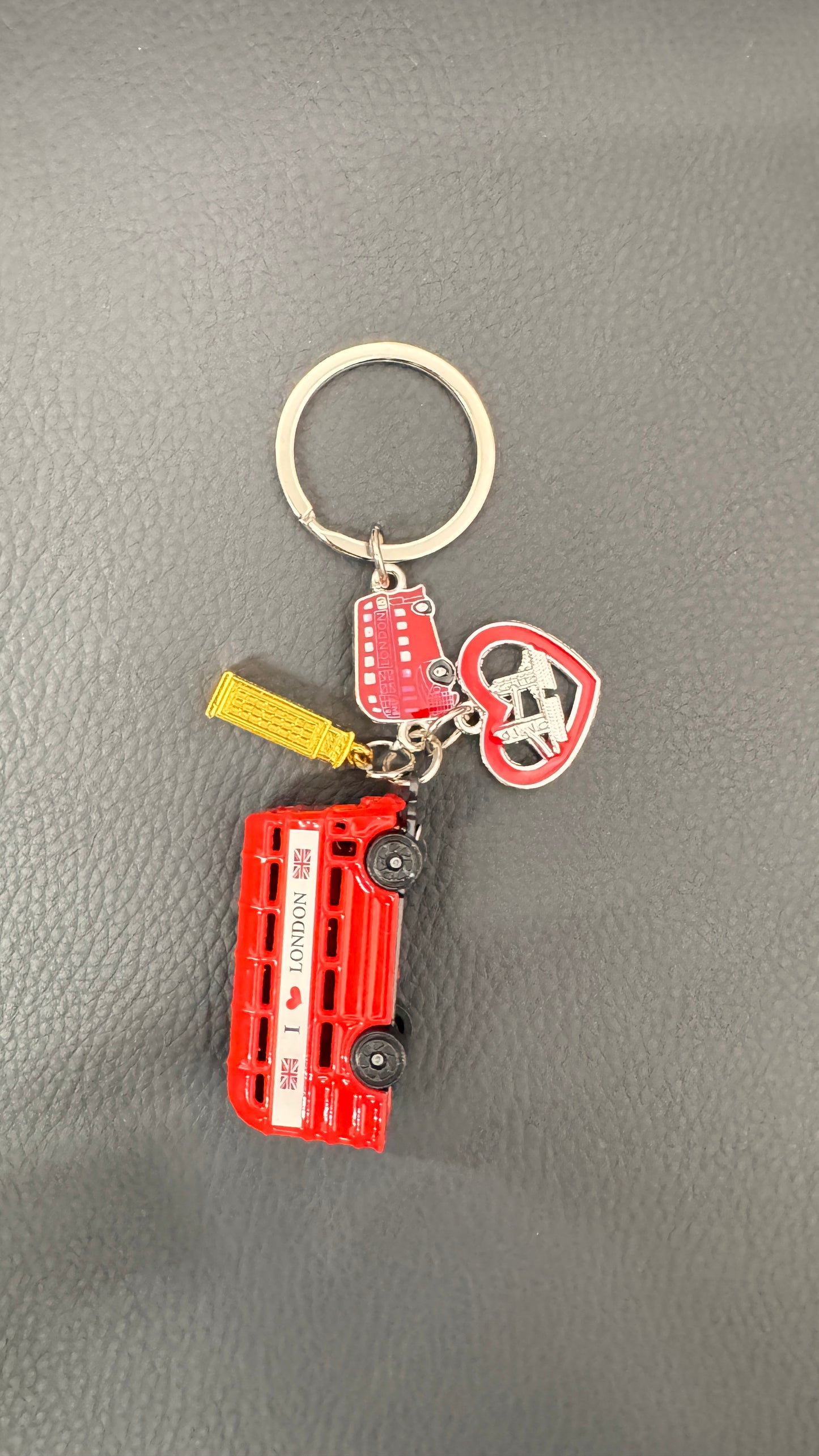 イギリスのバス　キーホルダー　吊り下げ飾り付き