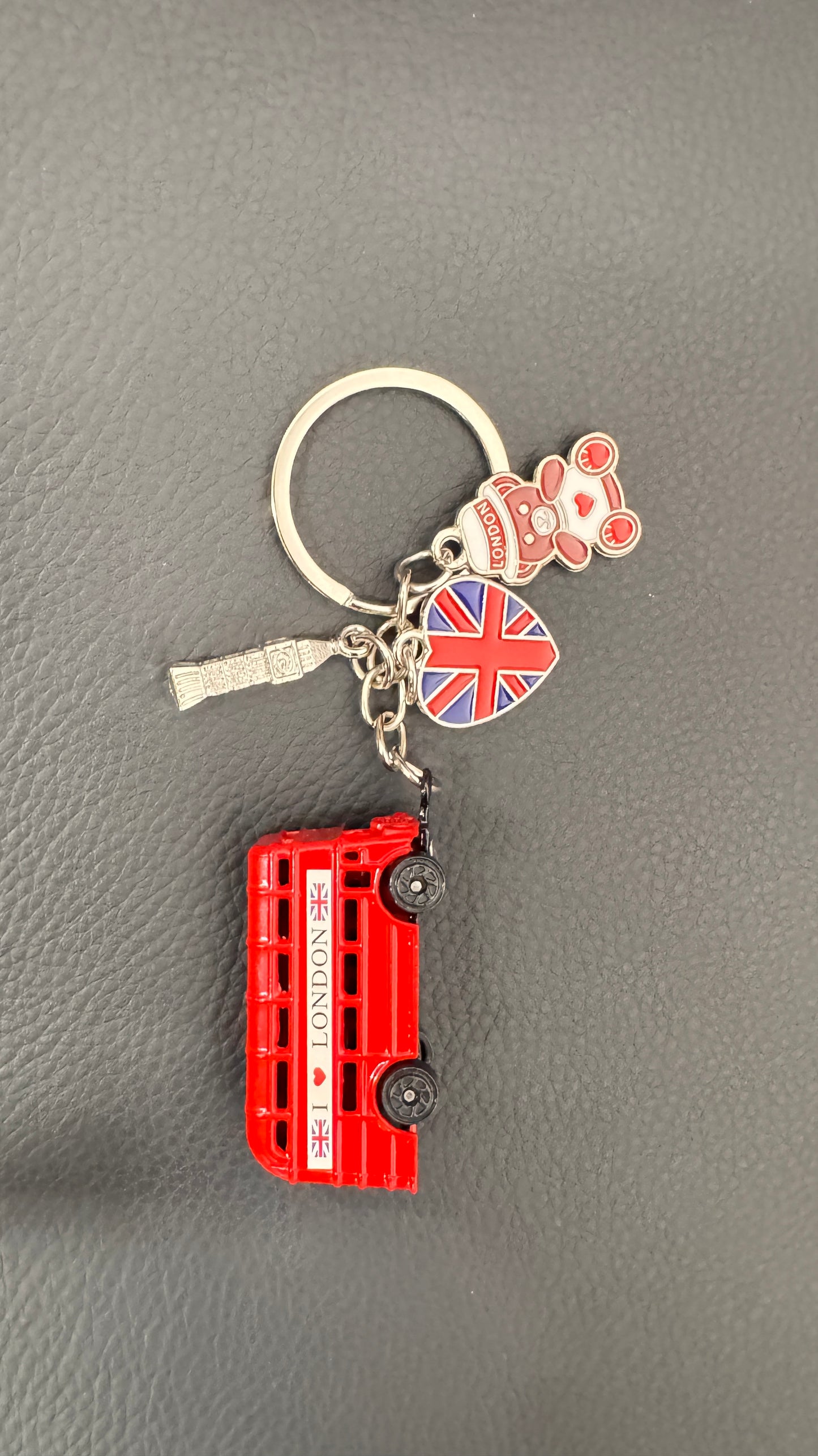 イギリスのバス　キーホルダー　吊り下げ飾り付き