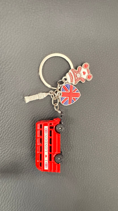 イギリスのバス　キーホルダー　吊り下げ飾り付き