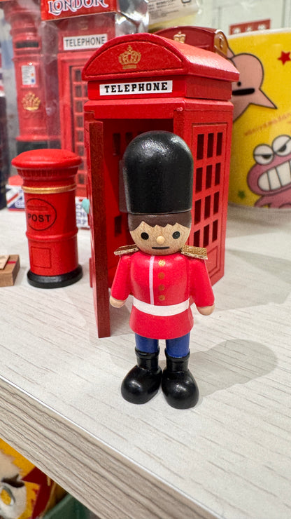 木製装飾品　英王衛兵