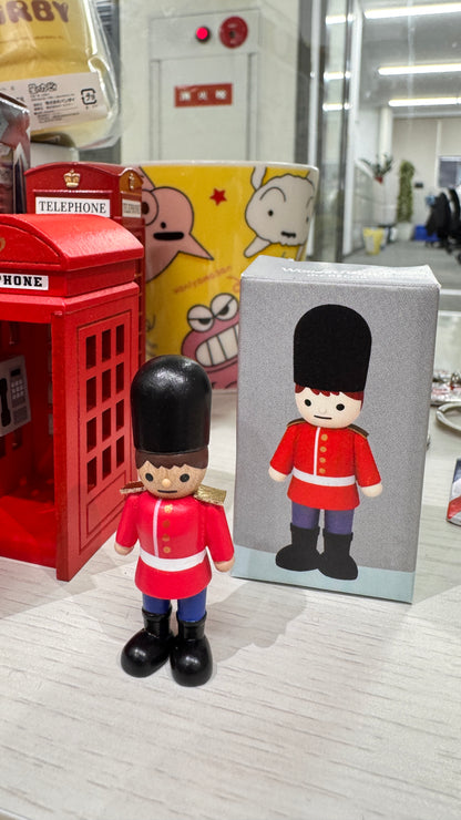 木製装飾品　英王衛兵